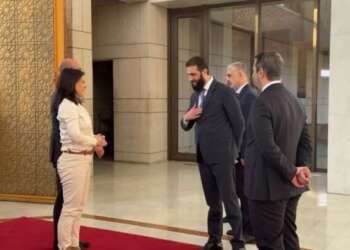 وزير الخارجية الفرنسي كان “يفضل” أن تتم المصافحة بين بيربوك والجولاني