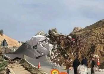 انهيار صخري يقطع الطريق الوطنية رقم 16 بين الجبهة والحسيمة