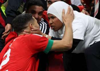 أشرف حكيمي يكشف حقيقة الأخبار حول ثروته باسم والدته