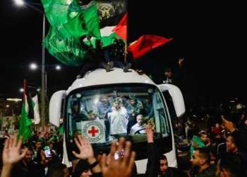 صفقة تبادل الأسرى تعيد الأمل وسط احتفالات فلسطينية
