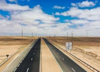 عمال يحتجون في كلميم بسبب تأخر الأجور في مشروع الطريق السريع تيزنيت-الداخلة