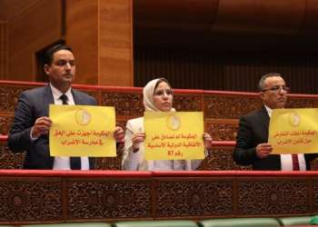 احتجاجات نقابية بمجلس المستشارين ضد قانون الإضراب والحكومة تدافع عن مشروعها