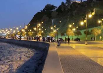 تيكتوكر مغربي يشعل النار في جسده لخوض تحدٍ خطير.. والبحر يلفظه ليلاً بطنجة