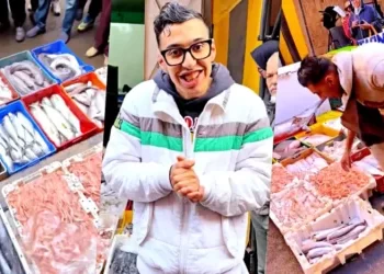 الشاب المراكشي “عبدو” يبيع السردين بـ5 دراهم للكيلوغرام.. متحديًا الوسطاء ومثيرًا الجدل في سوق الأسماك..