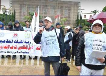 متقاعدون يحتجون أمام البرلمان للمطالبة بزيادة المعاشات وتحسين الخدمات الاجتماعية