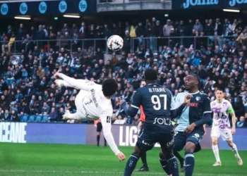 زكرياء أبو خلال يُبدع بمقصية مذهلة في الدوري الفرنسي
