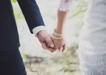الزواج أو الطرد.. شركة تضع خيارين على موظفيها العزاب والمطلقين