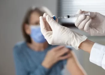 جدل حول لقاح التهاب السحايا.. الحكومة تؤكد التوفر والصيادلة يشكون الاحتكار