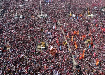المعارضة التركية تحشد مئات الآلاف في إسطنبول احتجاجًا على اعتقال إمام أوغلو