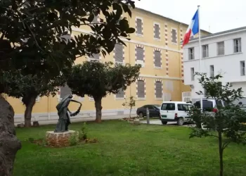 الخلاف الجزائري الفرنسي يتصاعد بسبب عقارات السفارة الفرنسية في الجزائر