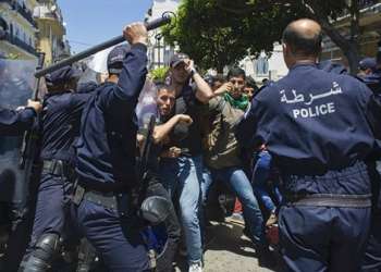 الجزائر: تصعيد قمعي غير مسبوق ضد النشطاء والصحفيين مع استمرار حملة “#مانيش_راضي”