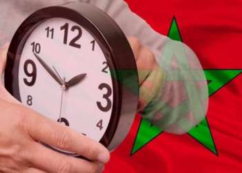 المغاربة يطالبون بإلغاء الساعة الإضافية: بين صحة التلاميذ وسلامة العمال