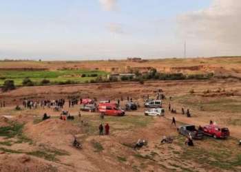 دموع تنغير لا تجف.. مأساة طفل سقط في حفرة تفتح جراح الأسئلة