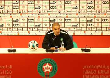 نبيل باها.. أبٌ على الدكة ومدرب في الملعب يقود “أشبال الأطلس” إلى نهائي الحلم