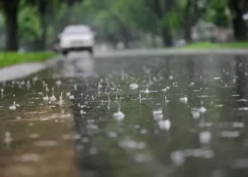 طقس الاثنين: أمطار متفرقة ورياح قوية.. وتحسّن نسبي في درجات الحرارة