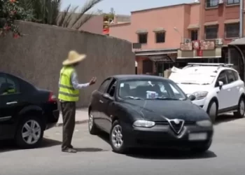 الدار البيضاء تضع معايير صارمة لمنح “رخص حراسة السيارات”.. الأولوية للهشاشة واللباس الموحد إلزامي