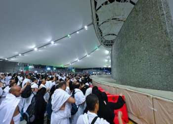 الحجاج يؤدون رمي الجمرات في أول أيام عيد الأضحى