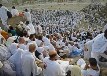 حجاج بيت الله الحرام يتوافدون على عرفات لأداء الركن الأعظم في يوم الوقفة الكبرى