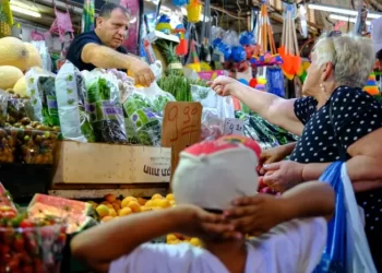 الإسرائيليون يتدفقون على المتاجر استعدادًا لهجوم إيراني محتمل بعد الضربات العسكرية