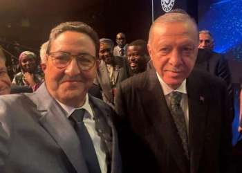 “بين البروتوكول والعفوية”.. صورة سيلفي لقيوح مع أردوغان تُثير الجدل