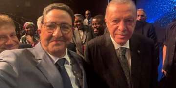 “بين البروتوكول والعفوية”.. صورة سيلفي لقيوح مع أردوغان تُثير الجدل