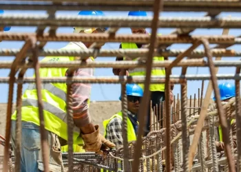 قطاع البناء يسجل انتعاشًا مطردًا والصناعة التحويلية تواجه ضغوط التموين والتمويل