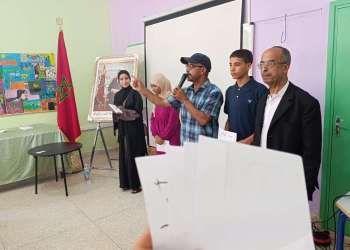 أستاذ يقتسم راتبه مع تلاميذه المتفوقين.. حين يصبح التحفيز أبلغ من الدرس
