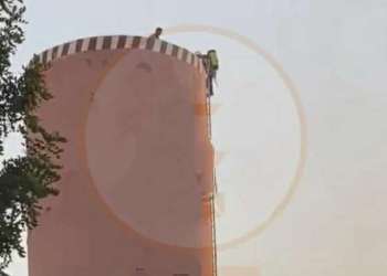  أولاد يوسف.. المعتصم فوق “شاطو الماء” يحتجز عنصر وقاية مدنية ويصعّد احتجاجه