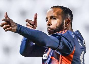 بعد ان كان قريب من الرجاء .. يوسف العربي يعود إلى “الليغ 1”..