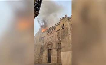 مسجد-كاتدرائية قرطبة يعيد فتح أبوابه بعد حريق اندلع فيه