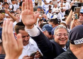 بن غفير يؤدي الصلاة في باحات المسجد الأقصى في انتهاك للوضع القائم