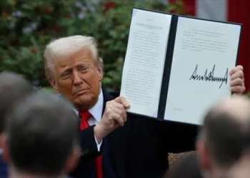 ترامب يلوّح برسوم جمركية تصل إلى 250% على الأدوية المستوردة ويستهدف أشباه الموصلات