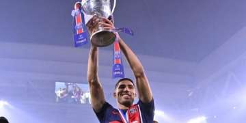 الصحافة الفرنسية تنتقد أداء حكيمي رغم تتويجه بكأس السوبر الأوروبي