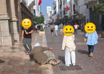 بالصور.. إصابات عدد كبير من المواطنين بسبب انزلاق الارصفة وسط المدينة بتطوان 