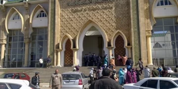 المحكمة الابتدائية بسلا تدين شبكة متورطة في السمسرة القضائية تضم ضابط أمن ومسيري شركات