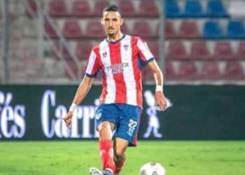 اللاعب السابق للمغرب التطواني محمد زيتوني يظهر في مراكز الإيواء بسبتة المحتلة