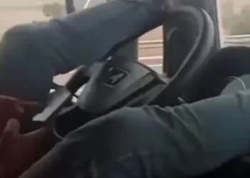 توقيف سائق شاحنة يقود بقدميه على الطريق السيار بعد فيديو خطير