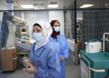 رغم تحسين الأجور والتعويضات.. نزيف الأطباء نحو الخارج يتواصل وأخنوش يحذر من الخطر