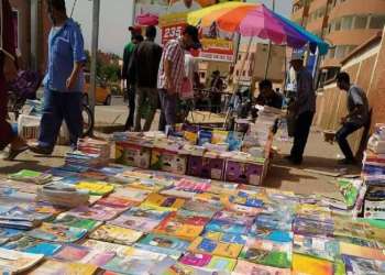 هوامش الأسواق تتحول إلى مكتبات شعبية مع بداية الدخول المدرسي