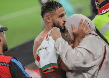 سفيان بوفال يكذب شائعة وفاة والدته