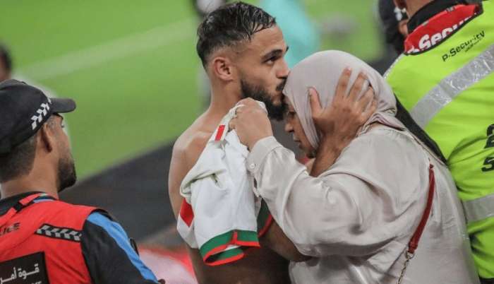 سفيان بوفال يكذب شائعة وفاة والدته