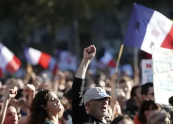 فرنسا: أكثر من مليون متظاهر ضد خطط الحكومة لخفض الإنفاق العام