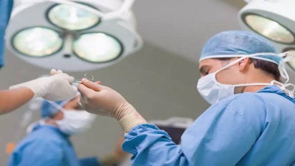 توقيف جراح بزاكورة بسبب “هفوة خطيرة” عطلت خدمات المستشفى الإقليمي