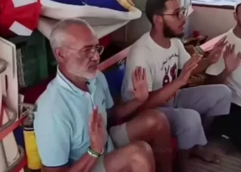 استمرار احتجاز عزيز غالي بعد مشاركته في “أسطول الصمود” نحو غزة