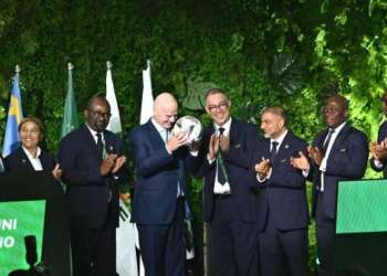 لقجع يسلّم الكرة الرسمية لكأس إفريقيا 2025 لرئيس الفيفا في كينشاسا