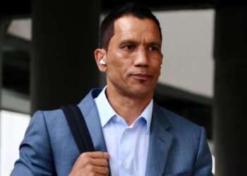 فادلو ديفيدز: الشهب الاصطناعية أفسدت إيقاع الديربي