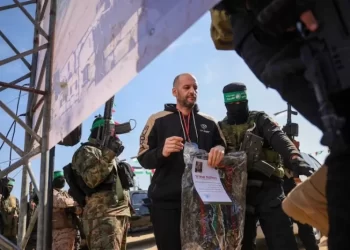حماس تفرج عن 7 رهائن قبيل قمة شرم الشيخ… وترامب يؤكد: “الحرب انتهت”