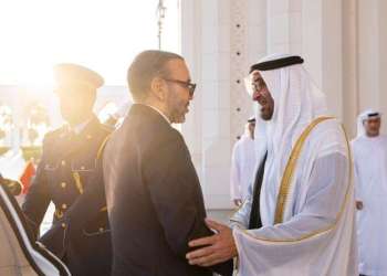 الملك محمد السادس يحل بأبوظبي في زيارة خاصة تعكس متانة العلاقات المغربية الإماراتية