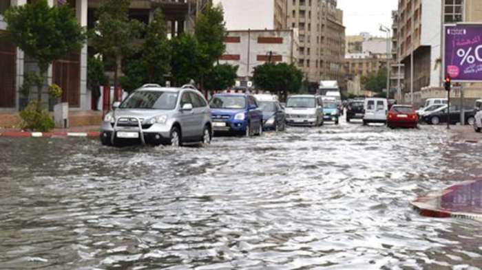 عاصفة ترابية تجتاح الطريق بين وجدة والعيون الشرقية وتعطل حركة السير