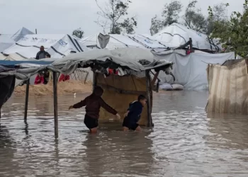 فيضانات غزة تقتل 11 شخصاً وتغرق مخيمات النازحين